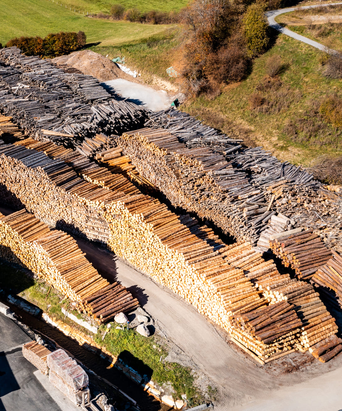 Drohnenaufnahme des Holzstapels am Sägewerk in Reitdorf, Salzburger Land © Lorenz Masser Fotografie
