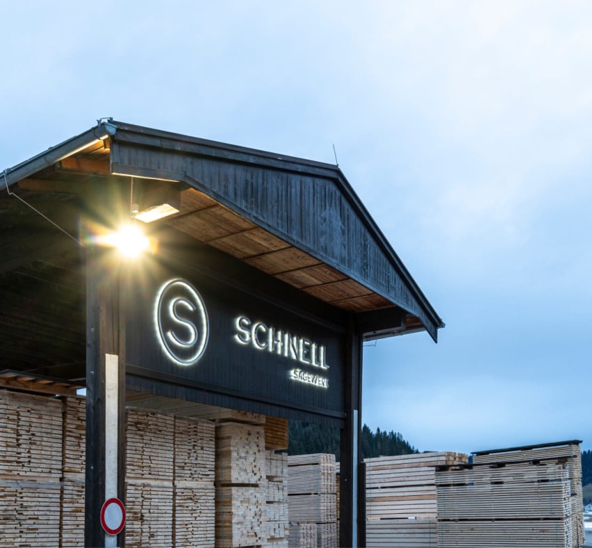 Dämmerungsaufnahme des Sägewerk Holz Schnell in Flachau, Salzburger Land © Lorenz Masser Fotografie