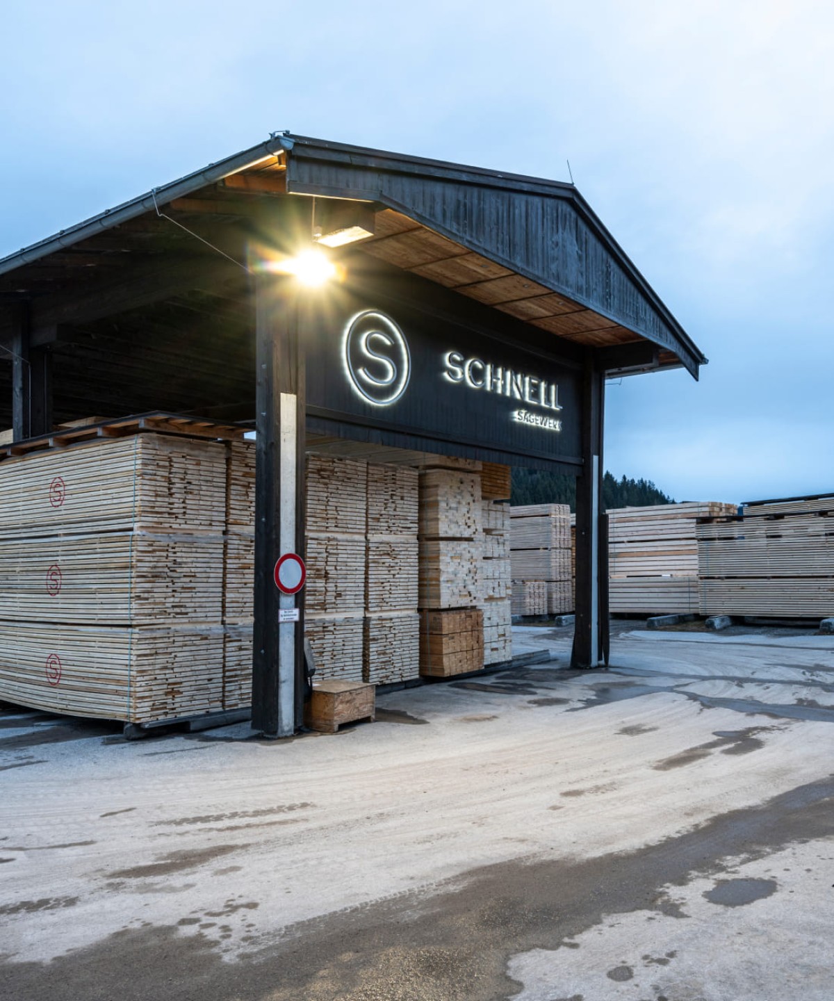 Dämmerungsaufnahme am Sägewerk in Flachau © Lorenz Masser Fotografie
