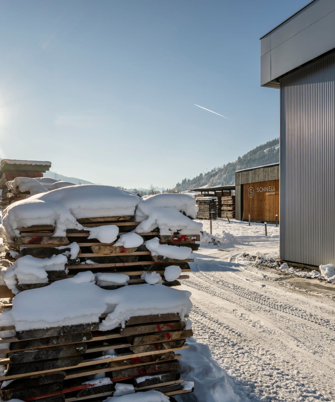Schneebedeckte Außenanlage vom Hobelwerk in Reitdorf © Lorenz Masser Fotografie