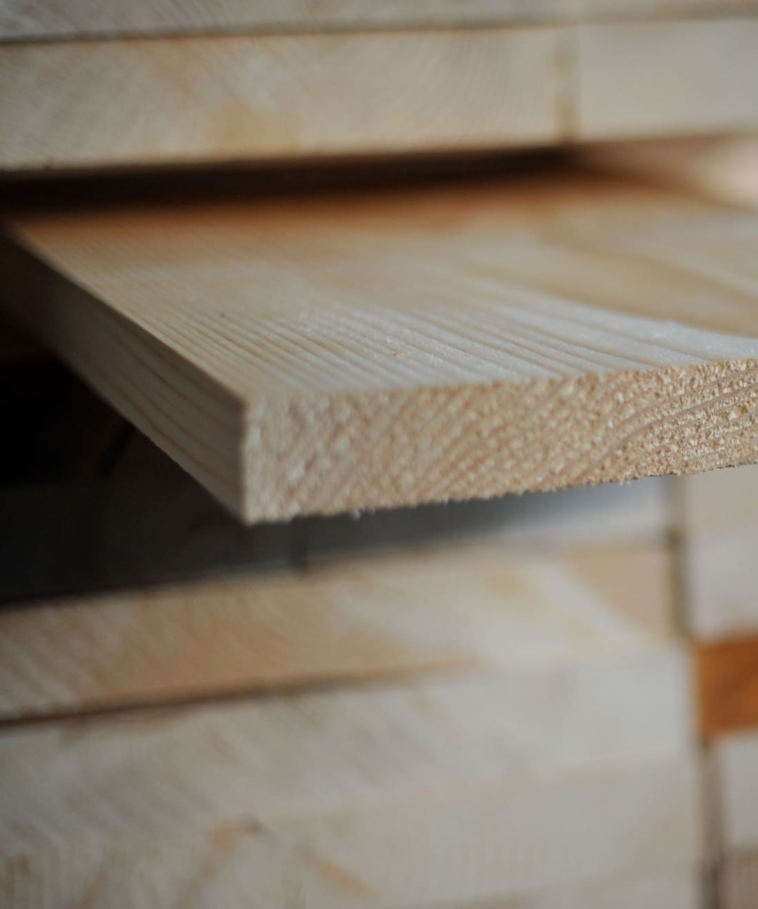 Holz Stapel im Sägewerk von Holz Schnell © Christine Höflehner