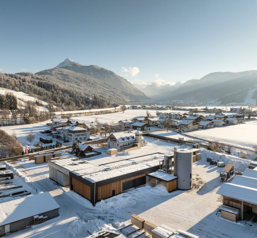 Drohnenaufnahme des Hobelwerkes von Holz Schnell in Reitdorf, Salzburger Land © Lorenz Masser Fotografie